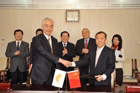 ITER Director-General Osamu Motojima and Luo Delong, Director of the Chinese Domestic Agency, shaking hands after the signing ceremony. (Click to view larger version...)